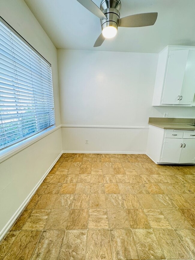 Interior Photo - 600-817 N LAS PALMAS AVE