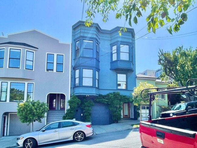 Foto del edificio - Castro/ Eureka Valley Full Floor Remodeled Victorian Condo in a Garden Setting - PROGRESSIVE