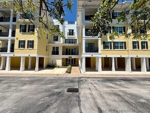 Building Photo - 225 S Latitude Cir