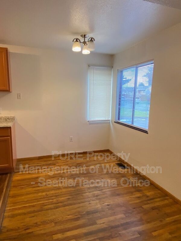 Building Photo - 19609 19th Ave NE