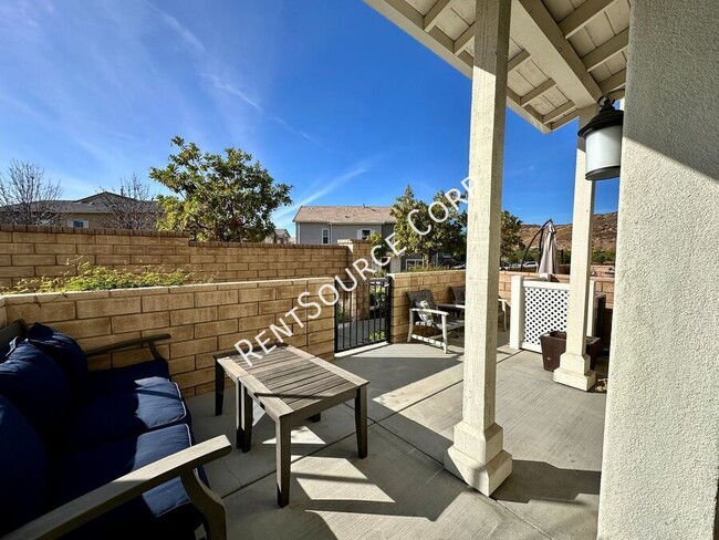 Building Photo - 2 Bedroom Townhome w/ SOLAR located in San...