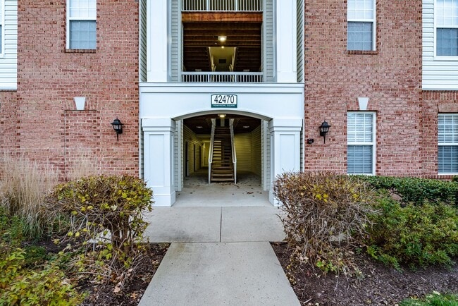 Building Photo - Spacious 3 Bed 2 Bath Condo With Balcony In Sought After Summerfield at Brambleton