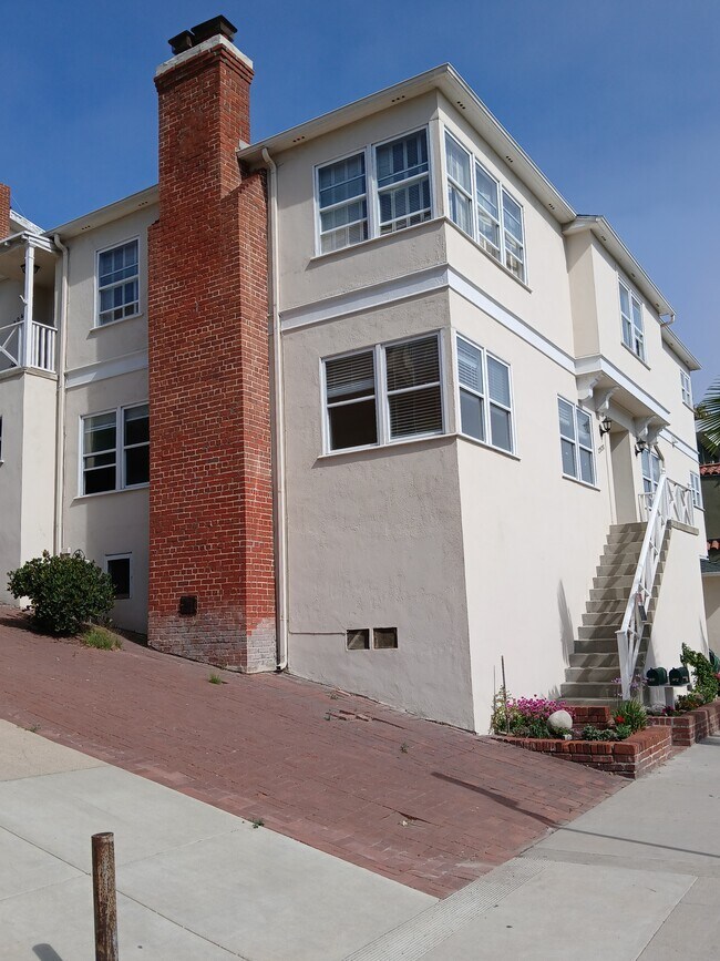 Building Photo - 2920 Manhattan Ave