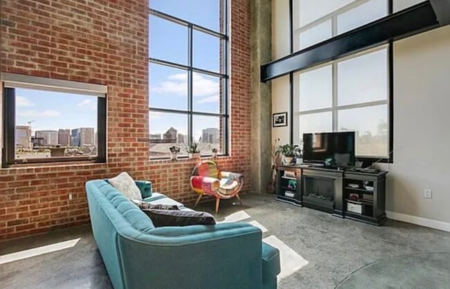 Building Photo - 3110 Thomas Ave