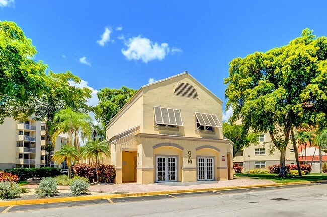Foto del edificio - 8323 Lake Dr