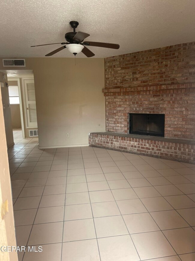 Building Photo - 2820 E Glen Dr