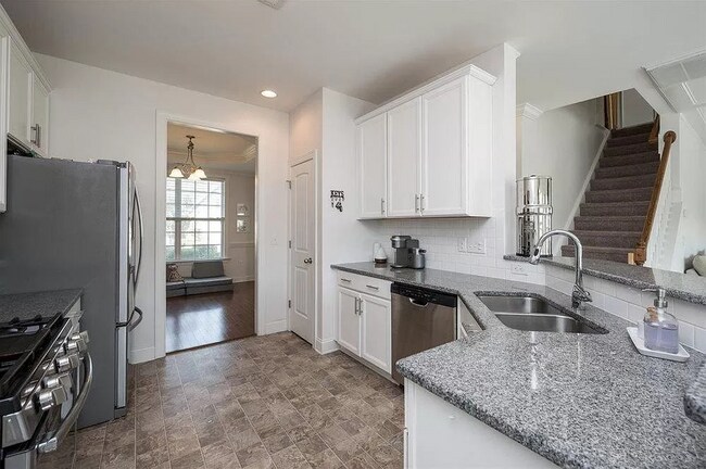 L1:Kitchen - Granit Counter tops - 720 Laurel Spring Dr