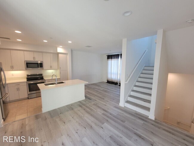 Building Photo - 2 br, 2.5 bath House - 319 Mission Rd