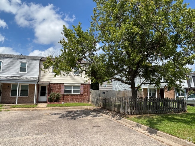 Building Photo - 1211 Warwick Dr