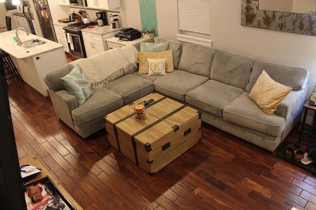 Foto del edificio - Sleek 3 Bedroom House in Sunnyside!! 6-8 m...
