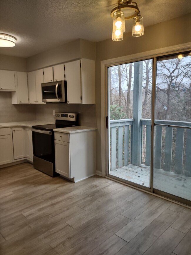 Building Photo - Pristine, move in ready condo located in S...