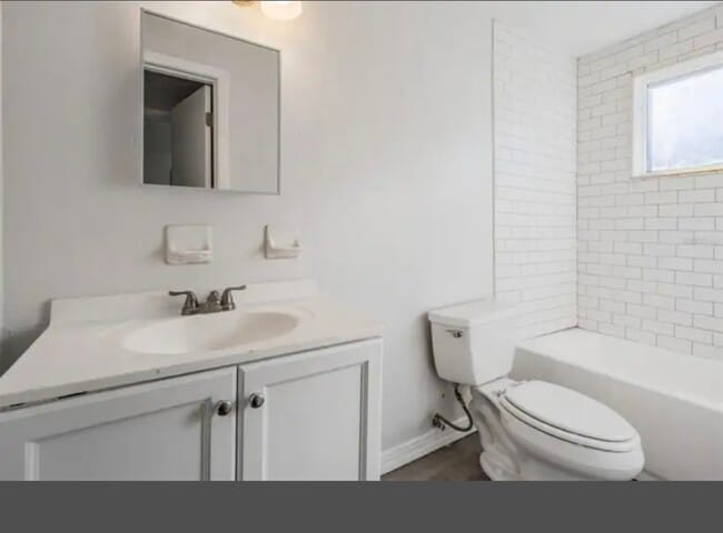 Building Photo - 1707 E Idell St