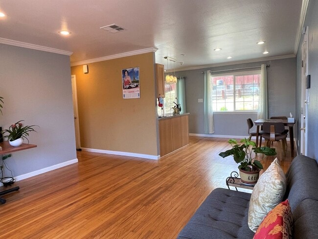 Building Photo - Gorgeous three bedroom two bathroom home with large backyard for rent!