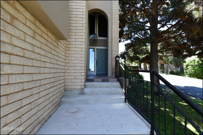 Building Photo - 5900 Mira Hermosa Dr