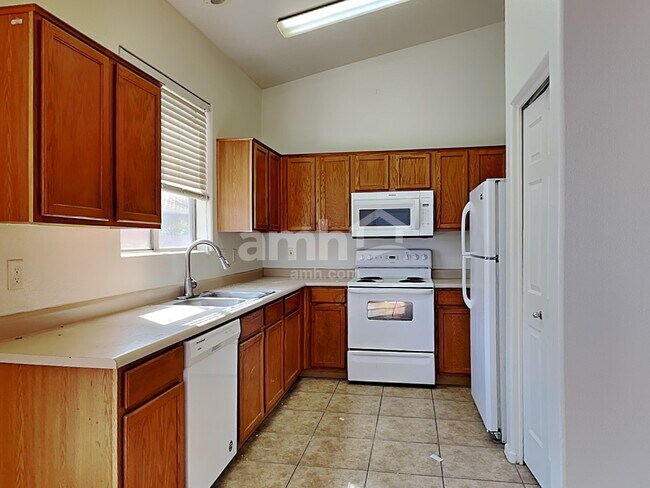 Foto del edificio - 8953 E Capri Ave