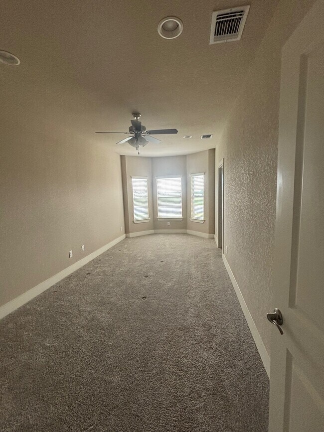 Foto del edificio - 100 Strawberry Flds