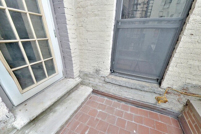 Building Photo - 234 Mott St