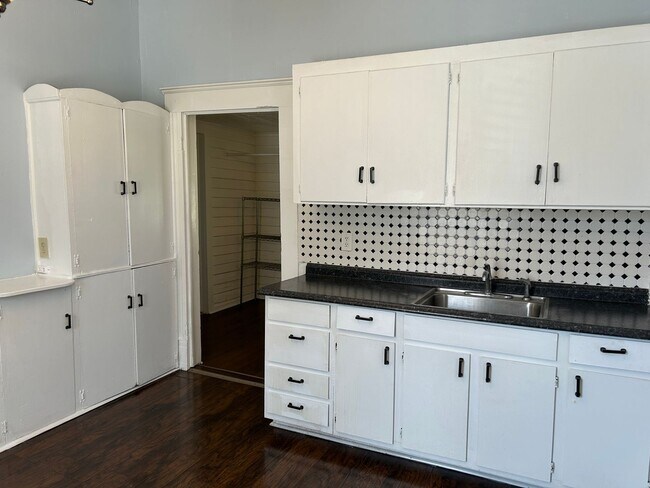 Foto del edificio - 823 Parkwood Ave