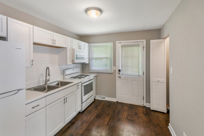 Building Photo - 15403 Cherry Ln