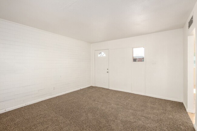 Building Photo - Clean & Cozy 1bed-1bath unit