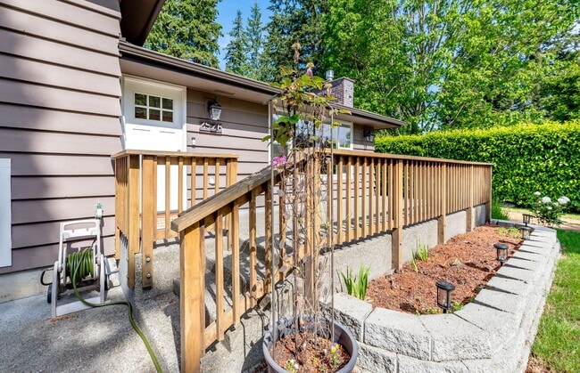 Building Photo - Lovely 3 bedroom, 2.5 bath home