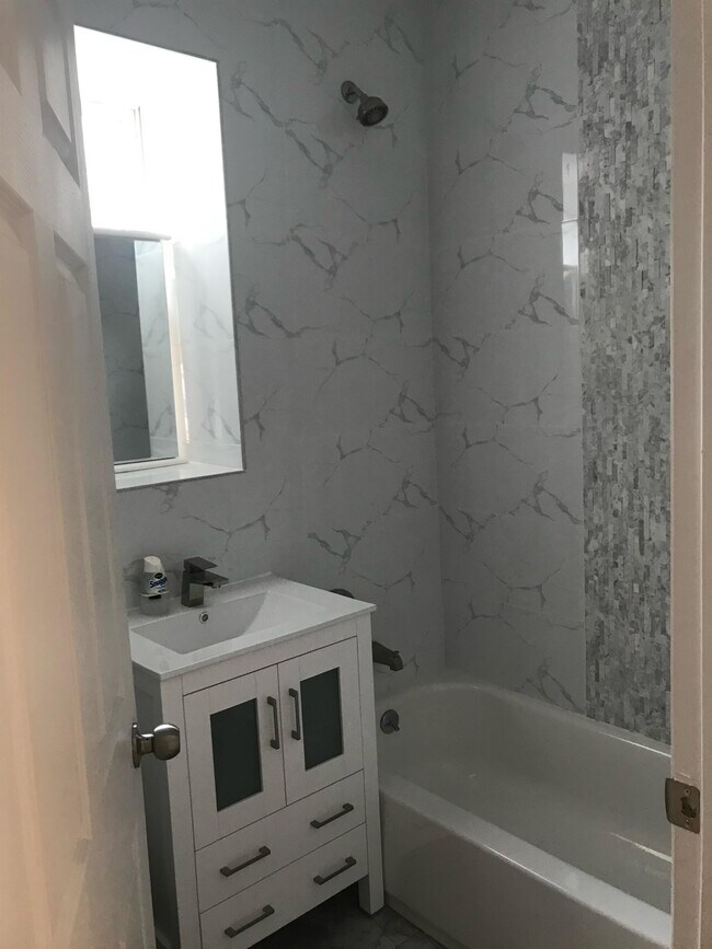 Foto del edificio - 729 E 211th St