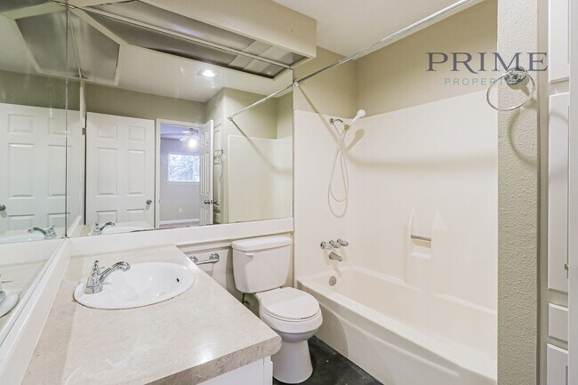 Foto del edificio - Beautiful two story Condo