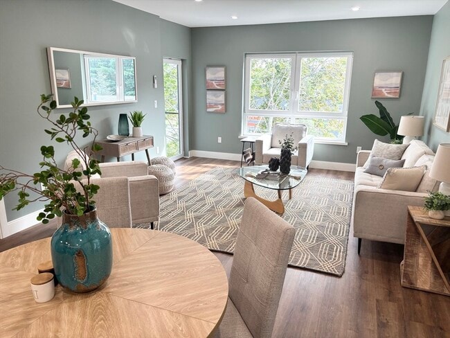 Building Photo - 1391 Main St