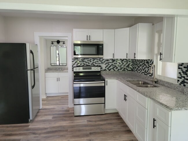 Kitchen - 1530 Smith St