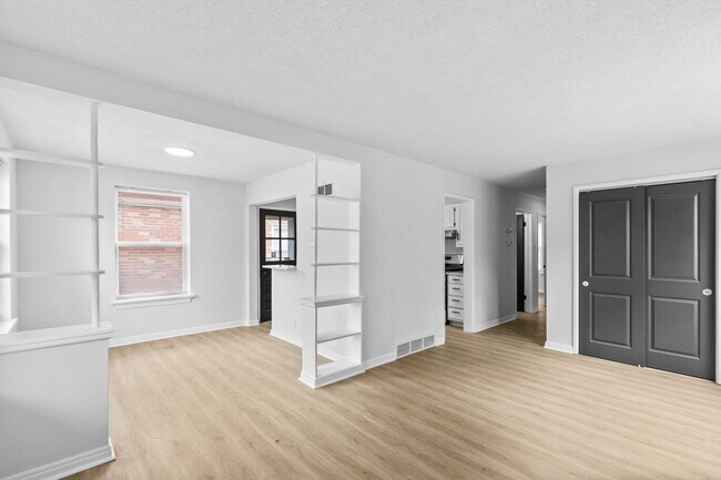 Foto del edificio - Cozy University City Brick Home with Basement & Off-Street Parking Near WashU & The Loop