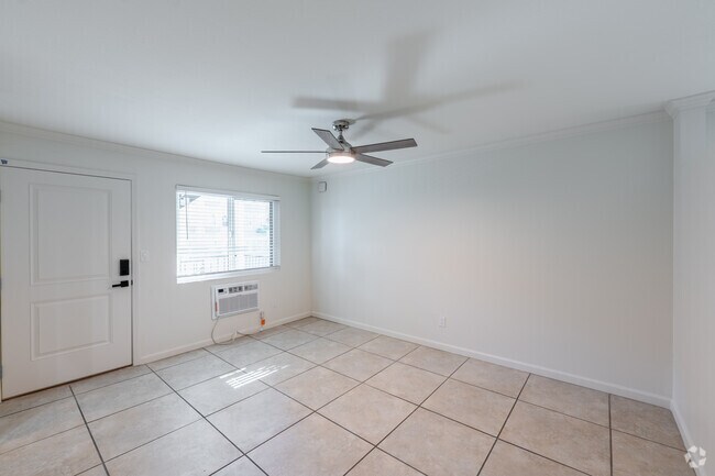 1 habitación, 1 baño - 552 pies cuadrados - Sala de estar - 8th Street Apartments