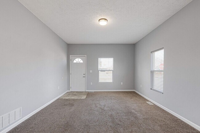Building Photo - 2 bed 2 bath available
