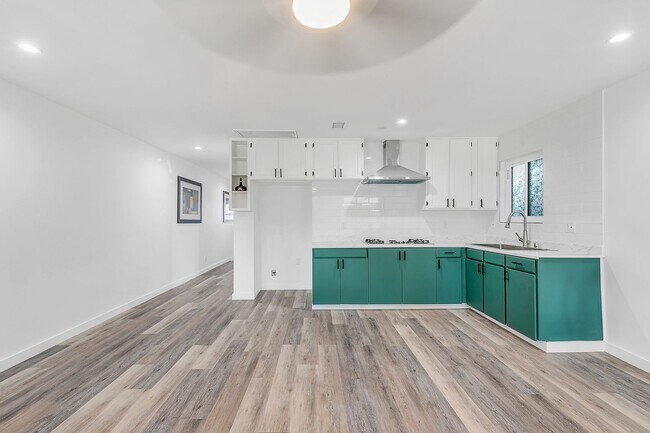 Building Photo - Beautiful newly remodeled modern 2 Bed + 2...