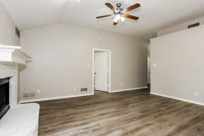Foto del edificio - 6841 Black Wing Dr