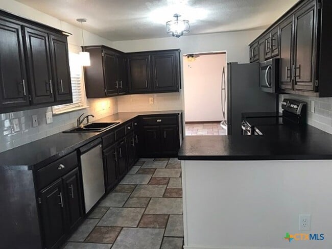 Building Photo - 419 Tomahawk Dr