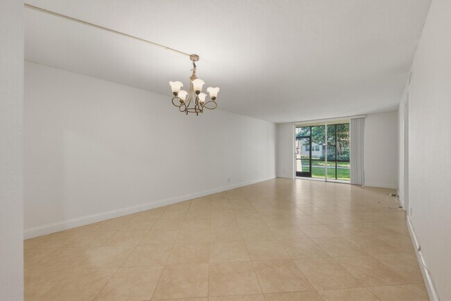 Foto del edificio - 681 S Hollybrook Dr