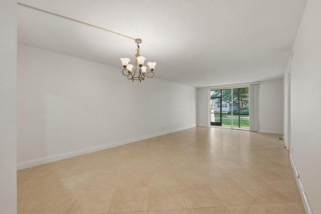 Building Photo - 681 S Hollybrook Dr