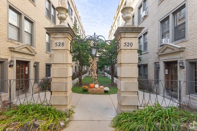 Patio - 520-28 W. Surf St.