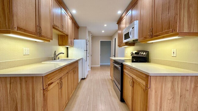 Foto del edificio - Fantastic Functional Remodel and Extra Large Storage Room for this Corner Unit