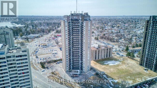 Photo du bâtiment - 1380 Prince of Wales Dr