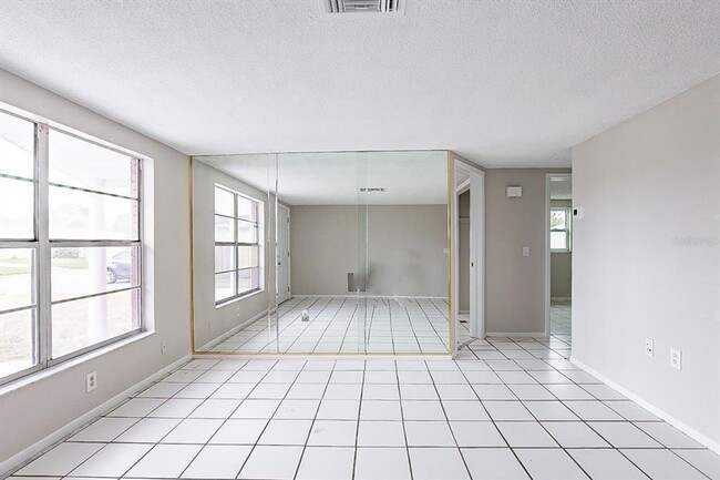 Foto del edificio - 9110 St Clair Ln