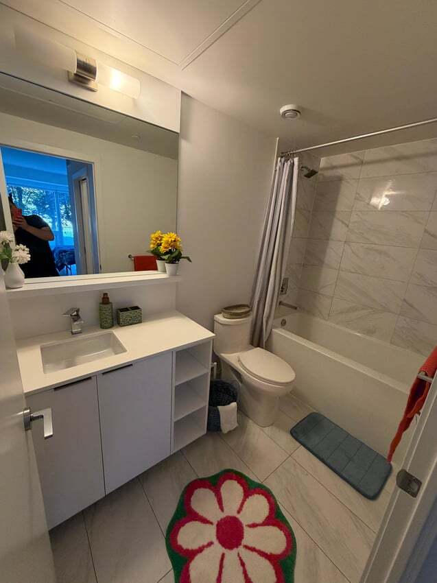 Building Photo - Deluxe Room - Church St & Wood St