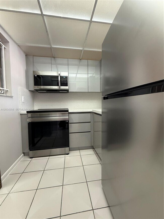 Foto del edificio - 6820 W Flagler St