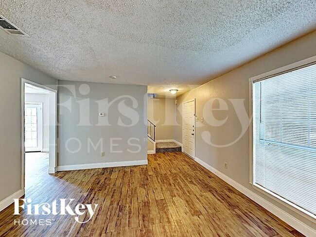 Foto del edificio - 4810 Glenvillage St