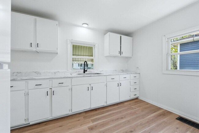 Foto del edificio - New 3 bedroom listing!