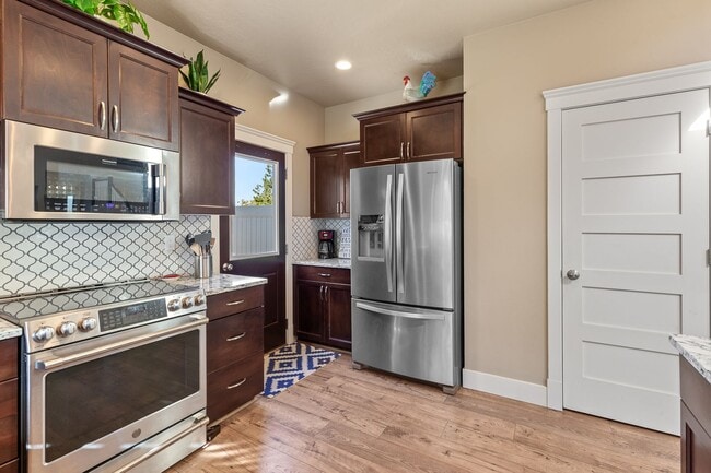 Building Photo - Beautiful, Executive  Home on Cul de Sac i...