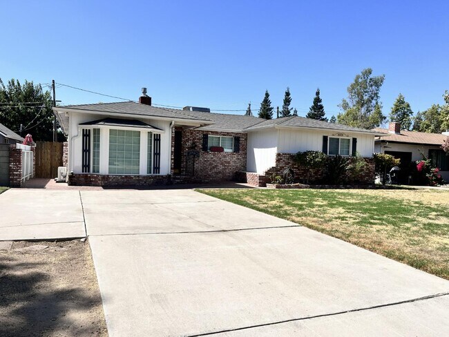 Building Photo - 144 N Pollasky Ave