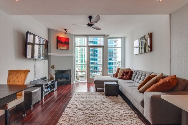 Building Photo - Luxury  Unit in Little Italy