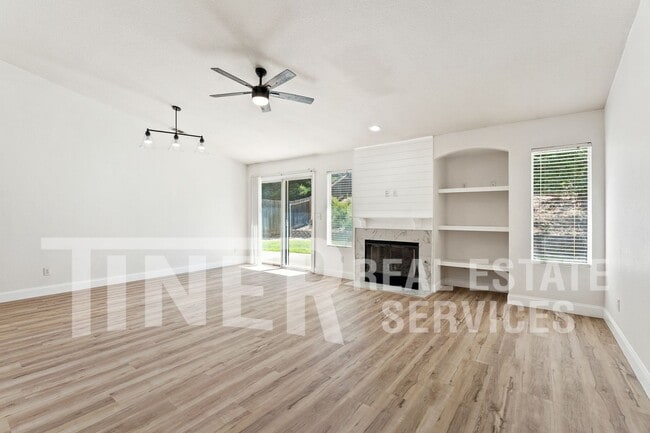 Building Photo - 1742 Poppy Dr