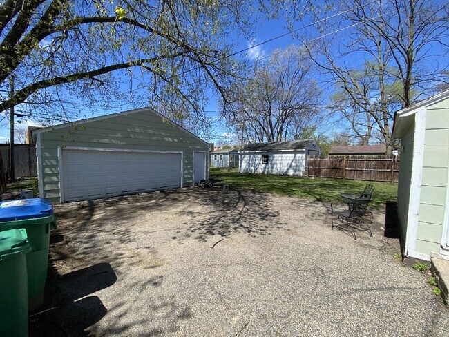 Foto del edificio - Charming 2 Bed/1 Bath St Louis Park Home -...